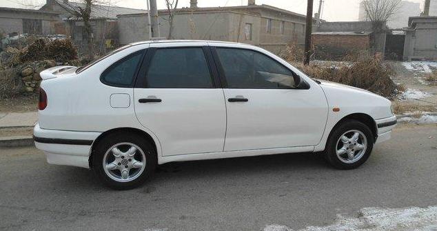 90年代都市高尔夫汽车,一汽大众三厢高尔夫