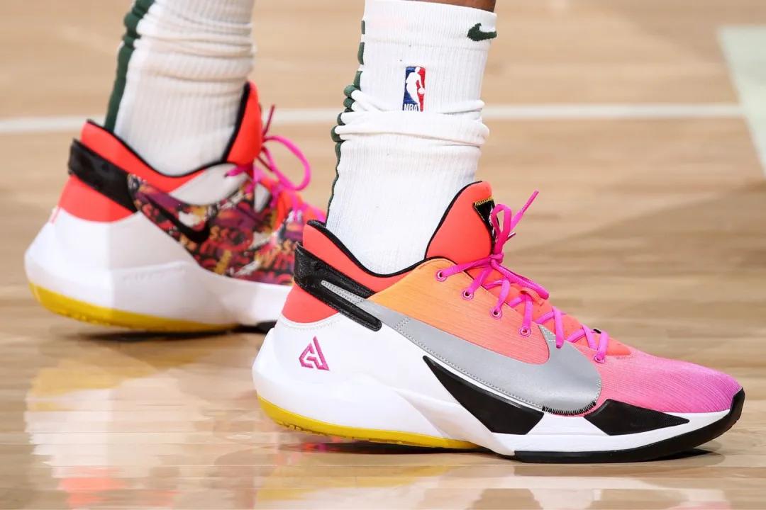 詹姆斯上脚安踏,nba球星上脚的安踏