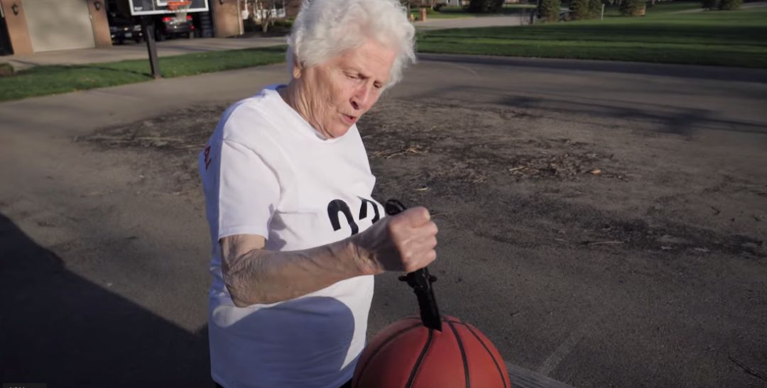 93岁奶奶恶搞27岁孙子,一夜爆红!1300万网友围观:奶奶太坑了