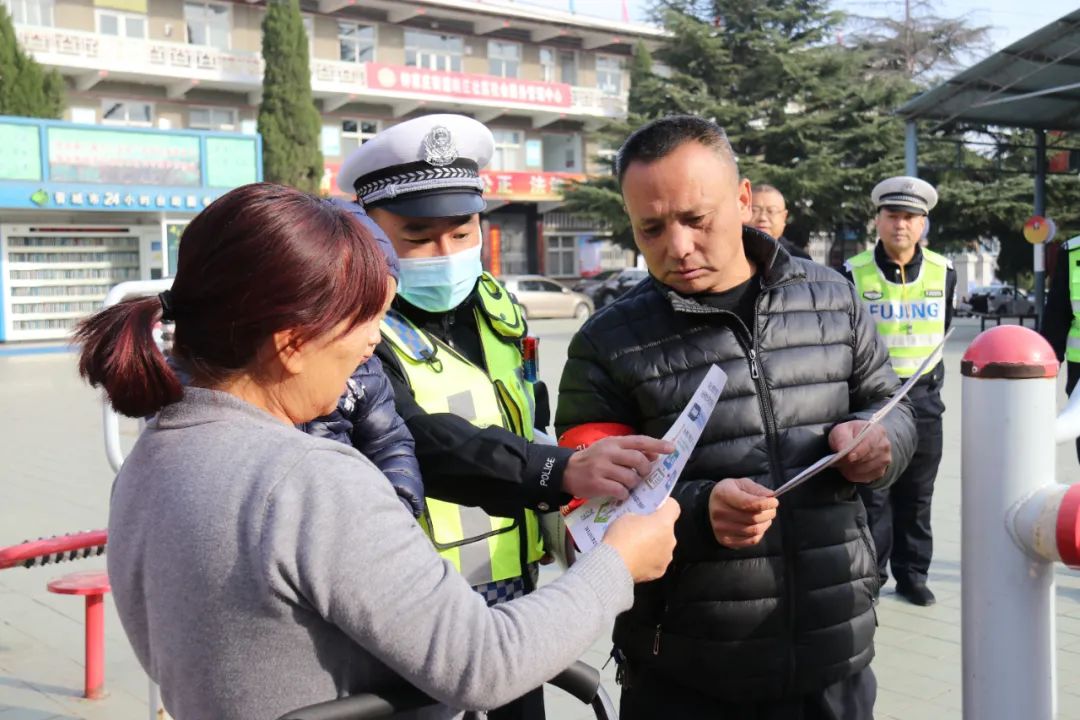 交警中队向人大汇报,晋城交警连心桥