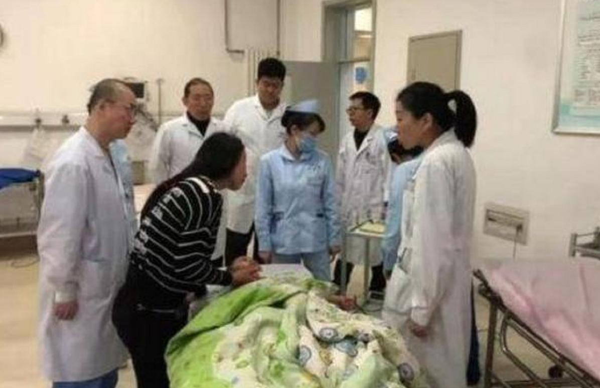 小孩不小心把手伸进煤气灶烫到了,开水烫伤婴儿手怎么处理