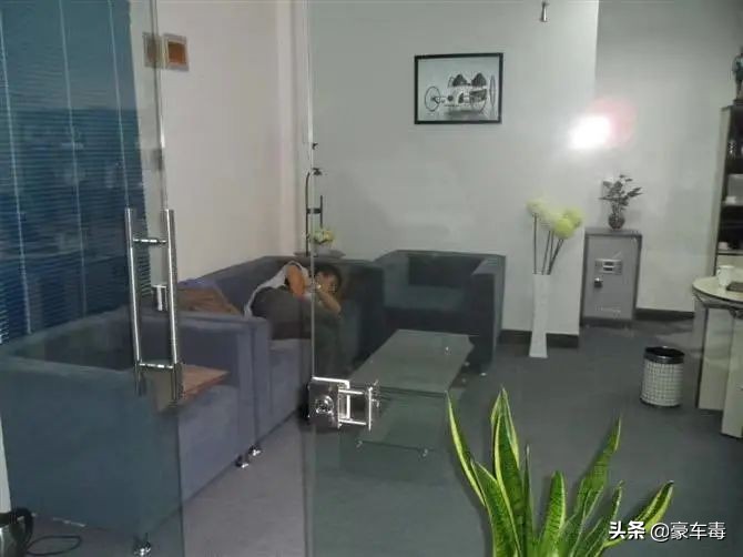 豪车毒老纪考斯特,豪车毒老纪小跟班