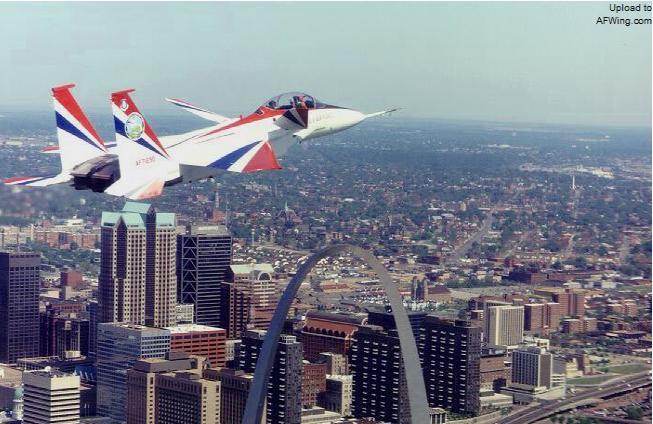 nasa战机护航下的神秘战机亮相 (未来5年nasa战斗机)