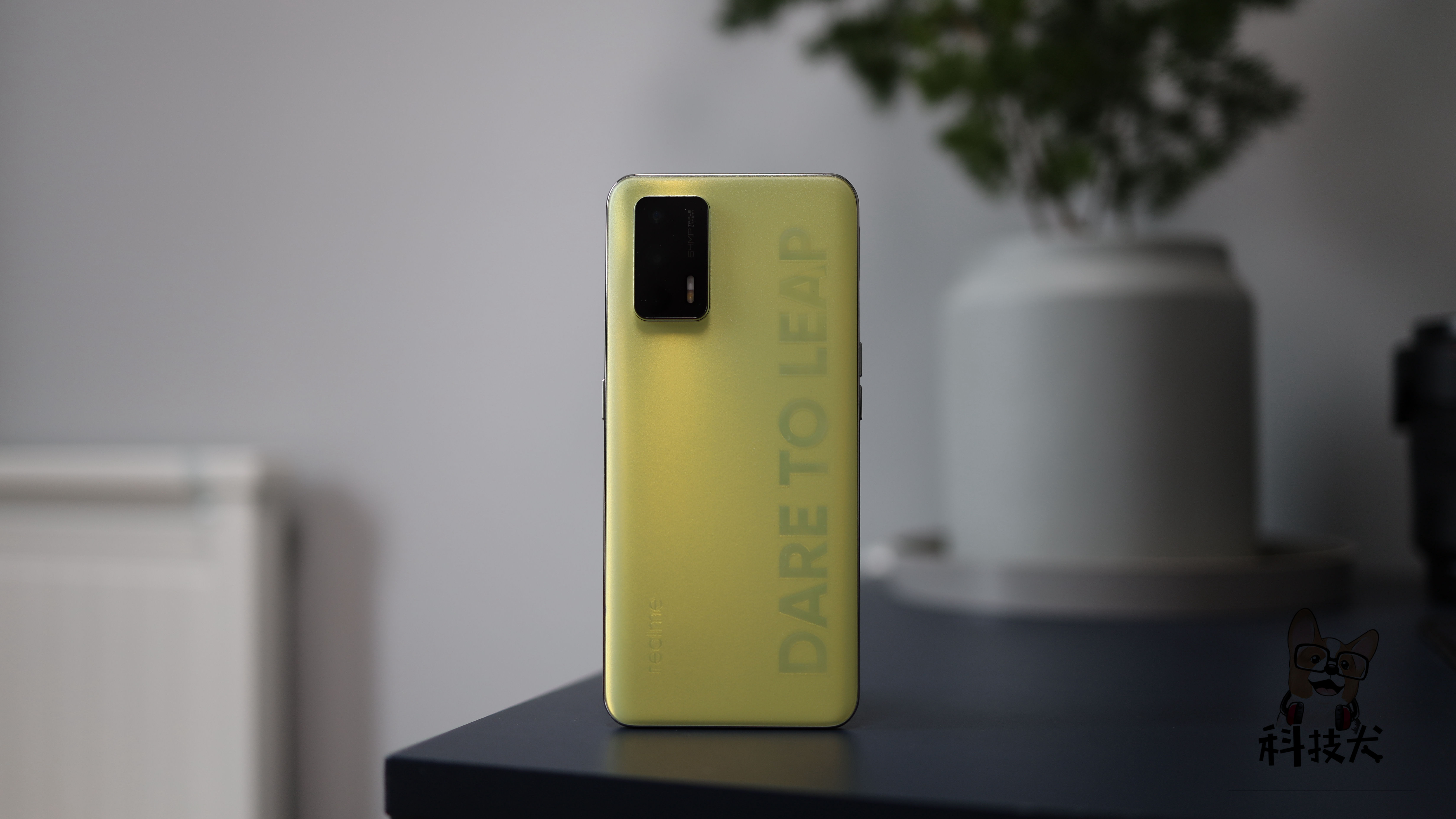 realmeq3pro萤火虫能发光吗,realmeq3pro萤火虫配色夜光效果