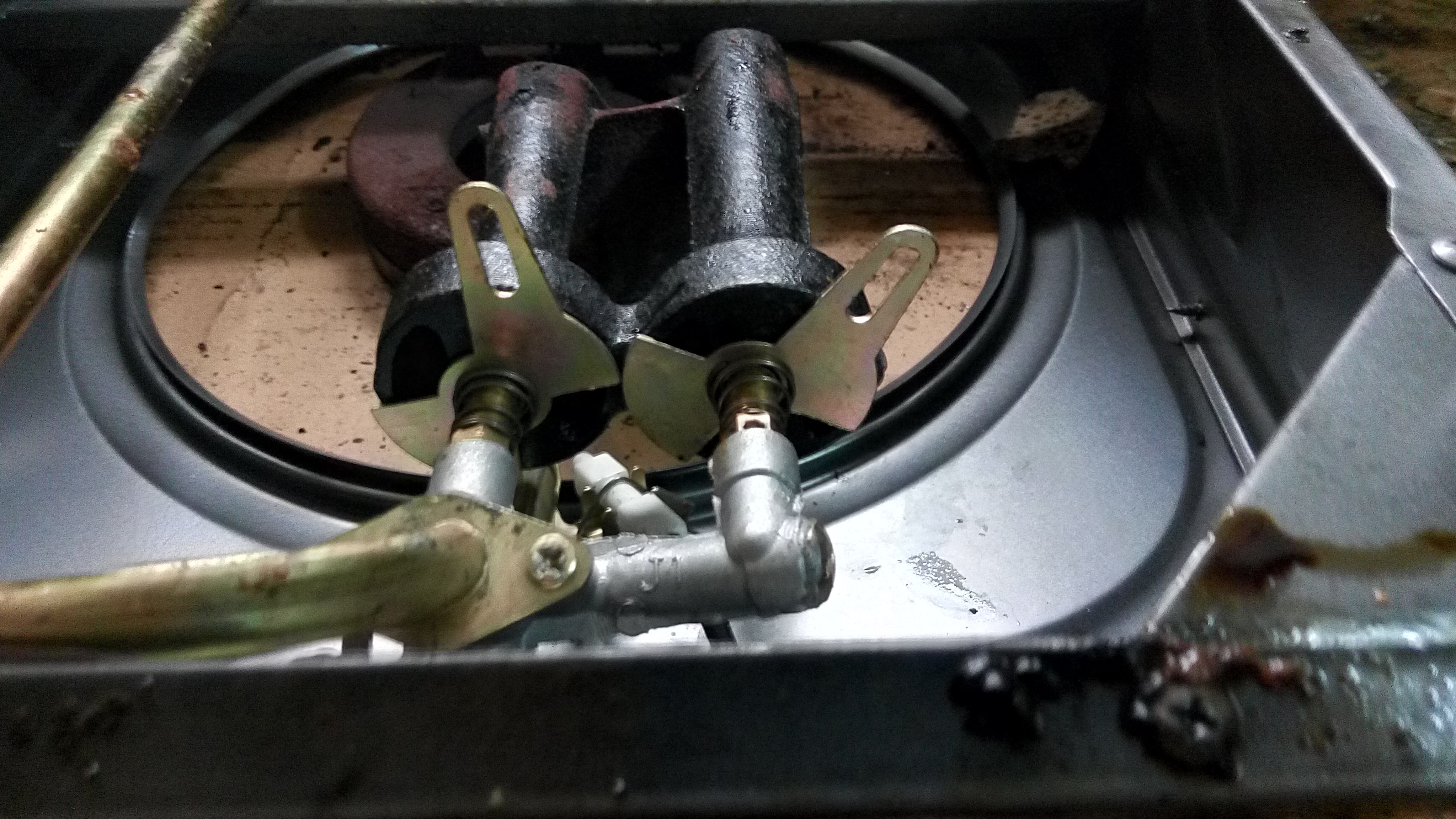 燃气灶冒黑火怎么修,燃气灶从缝隙漏火怎么解决