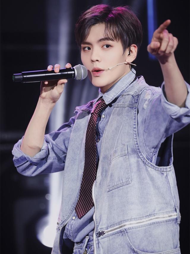 毕雯珺被朱正廷拉领带,朱正廷毕雯珺偶练总决赛拉领带