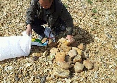 德令哈戈壁滩捡石头小视频,捡石头一般都到哪里的戈壁去捡呢