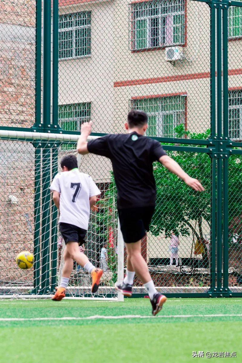 林丹脚踢球,林丹回到球场赢了