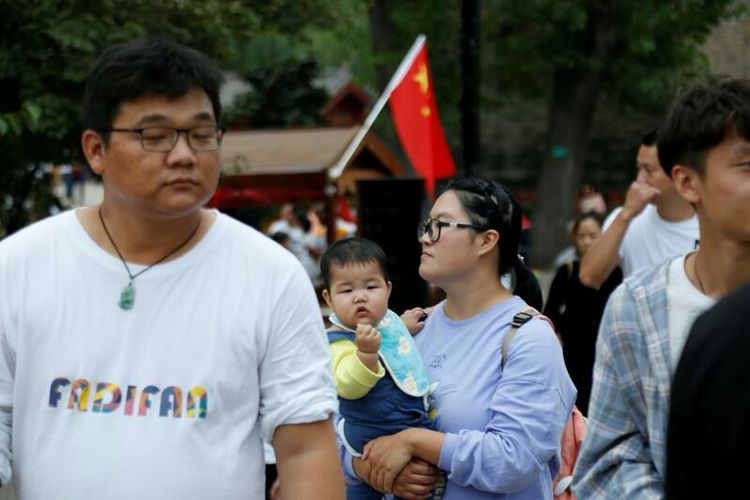 庆国庆出门扫街拍照，专门拍摄娃娃照片，展示洛阳休闲生活