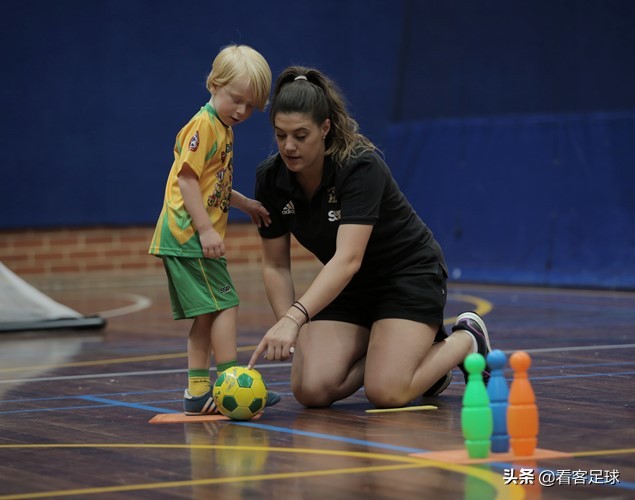 少儿足球启蒙训练方法,少儿足球基础训练跟球