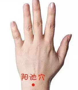 按一个穴位马上睡觉图解,3个神奇穴位按1分钟暖和一整天