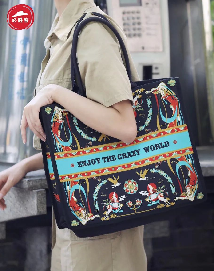 卡姿兰x必胜客的“下午茶”主题彩妆包装，梦回爱丽丝