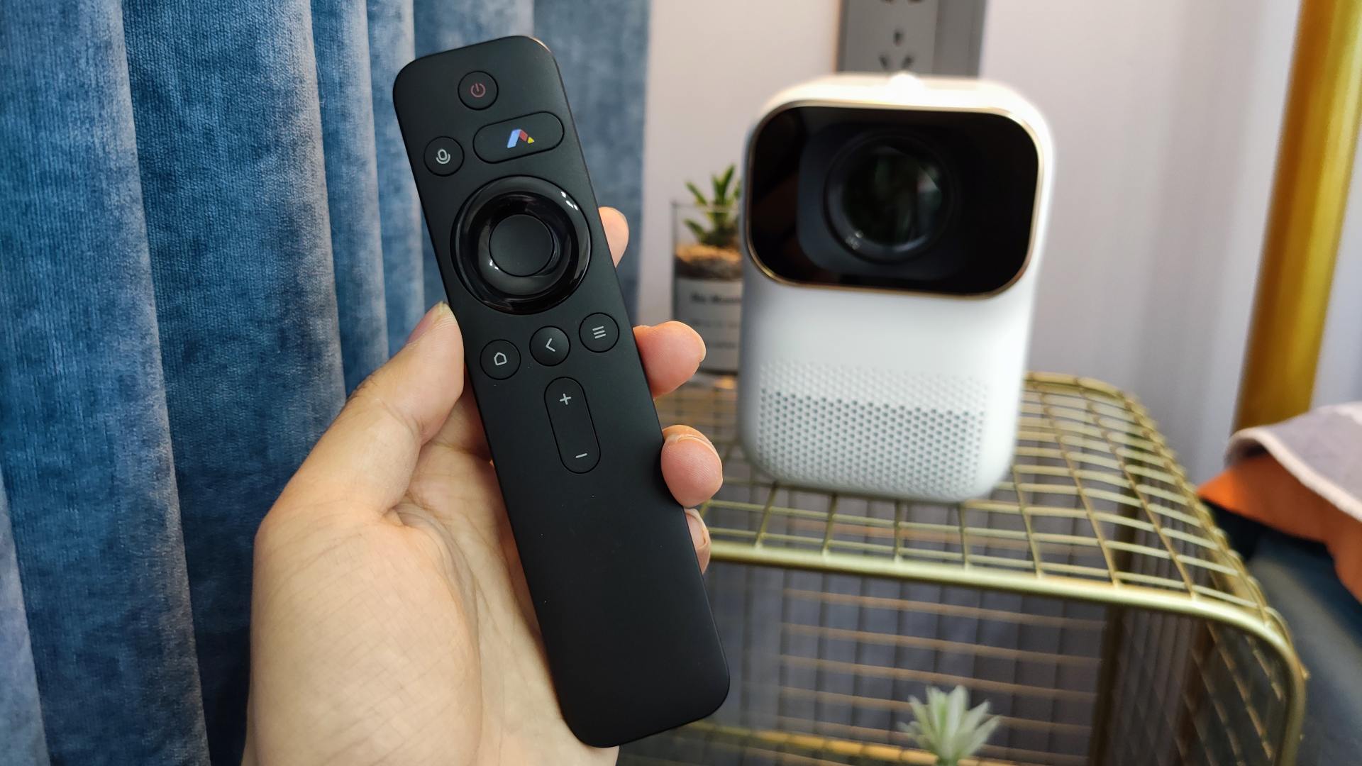 小明q1特别版智能投影仪,小明q1pro投影仪和极米newz6比较