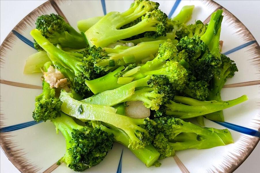 炒西兰花要焯水还是直接炒,炒西兰花焯水或直接下锅炒就错了