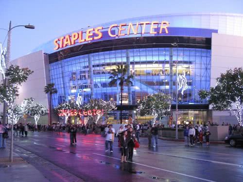 停赛后的NBA球馆啥样子？馆内空无一人，门口只有清洁工与游客