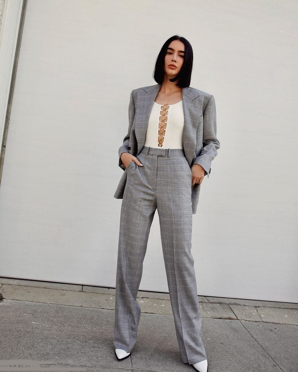 灰色裤子配什么颜色上衣最好看,灰色裤子配什么色的上衣好看