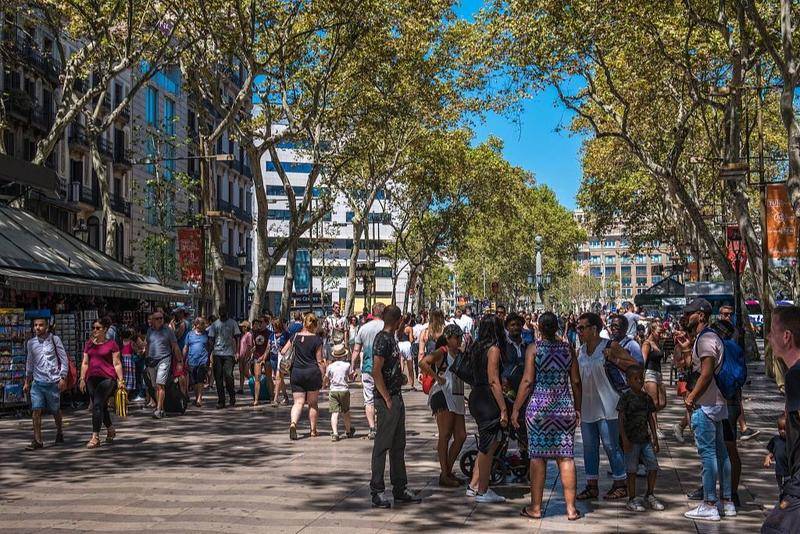 街头小贩自制运动鞋向耐克“宣战”，帮助非洲移民解决了居留困境