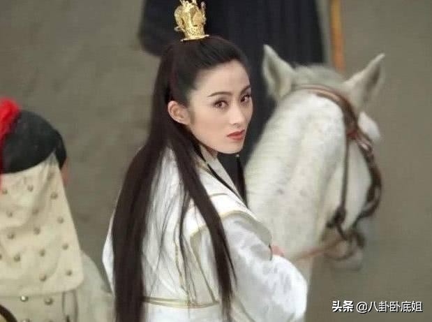 女明星风光不在，肩扛手拎留守的豪门孕妻挺大肚子出街面容憔悴