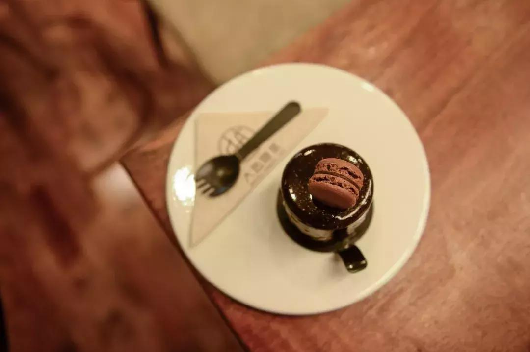 “深圳，女，26岁，月薪7k，负债7W”：假精致，榨干了多少年轻人