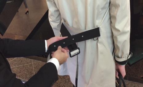 怎么绑风衣后腰带,男士风衣后面腰带怎么系