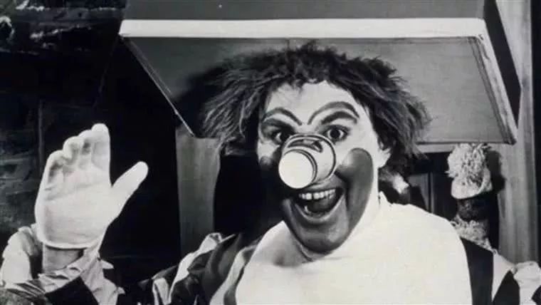 现实中的小丑在跟人类打招呼,世界上的小丑到底有多可怕呢