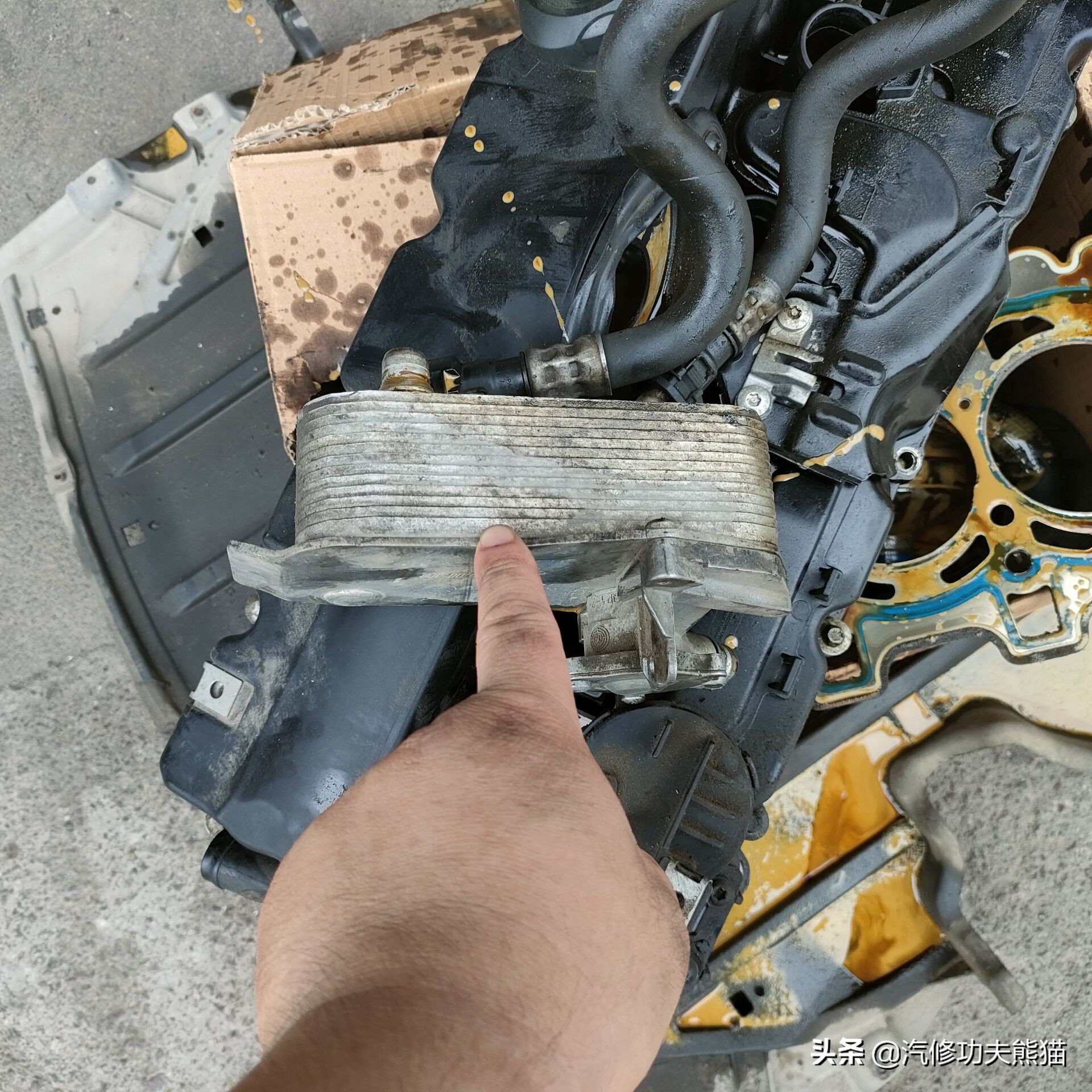 宝马e90325i2007款,宝马e90漏机油通病