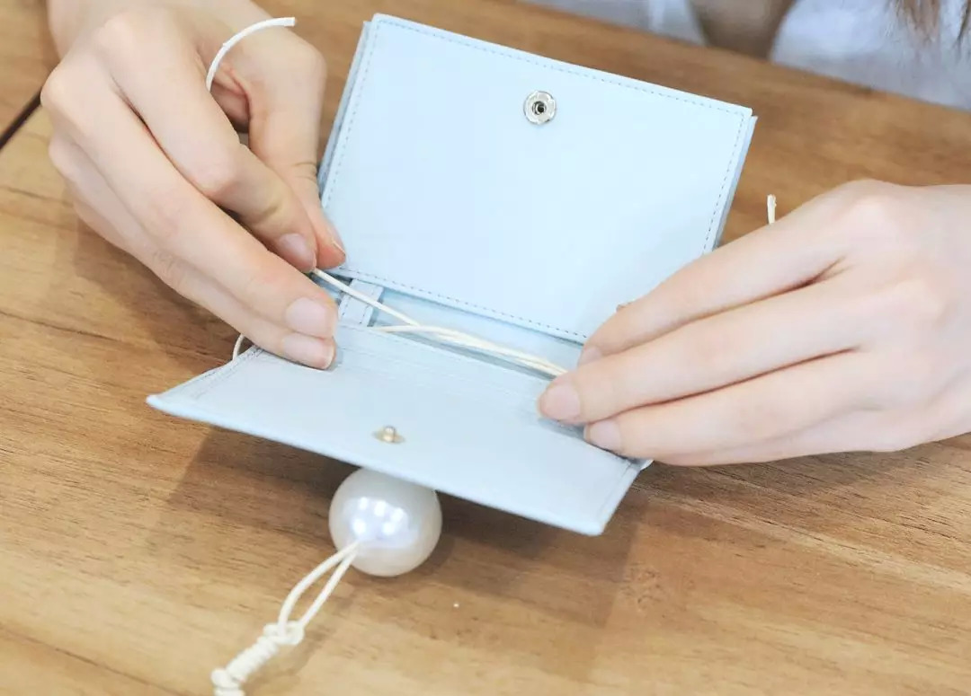 废旧纸袋如何做收纳包包,大牌纸袋斜挎包包改造教程