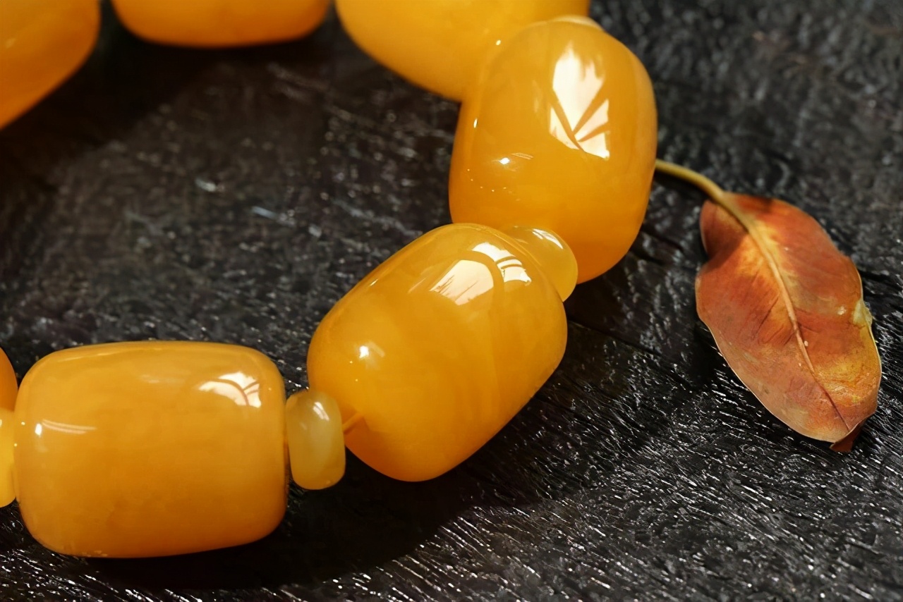 鉴别蜜蜡真假的10种方法,怎么鉴别真假蜜蜡最简单的办法