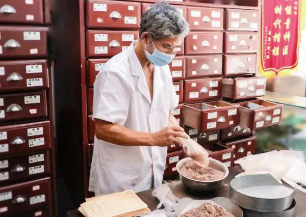 长沙大妈霸占篮球场,长沙大妈占球场跳舞