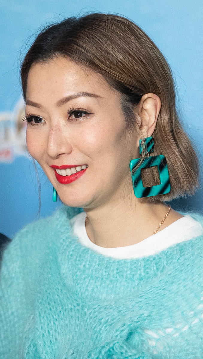 郑秀文复古潮搭,郑秀文赶时髦穿着一身朋克造型