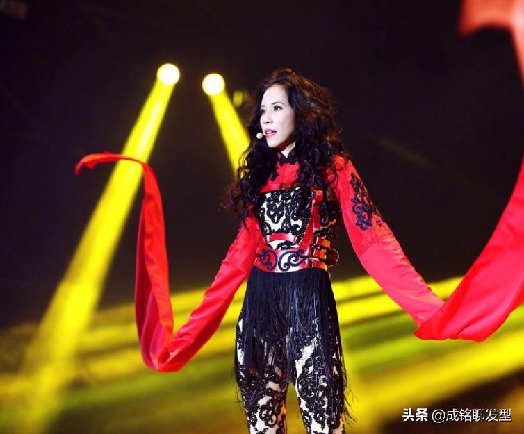 莫文蔚发型羊毛卷,48岁的莫文蔚依旧美丽动人
