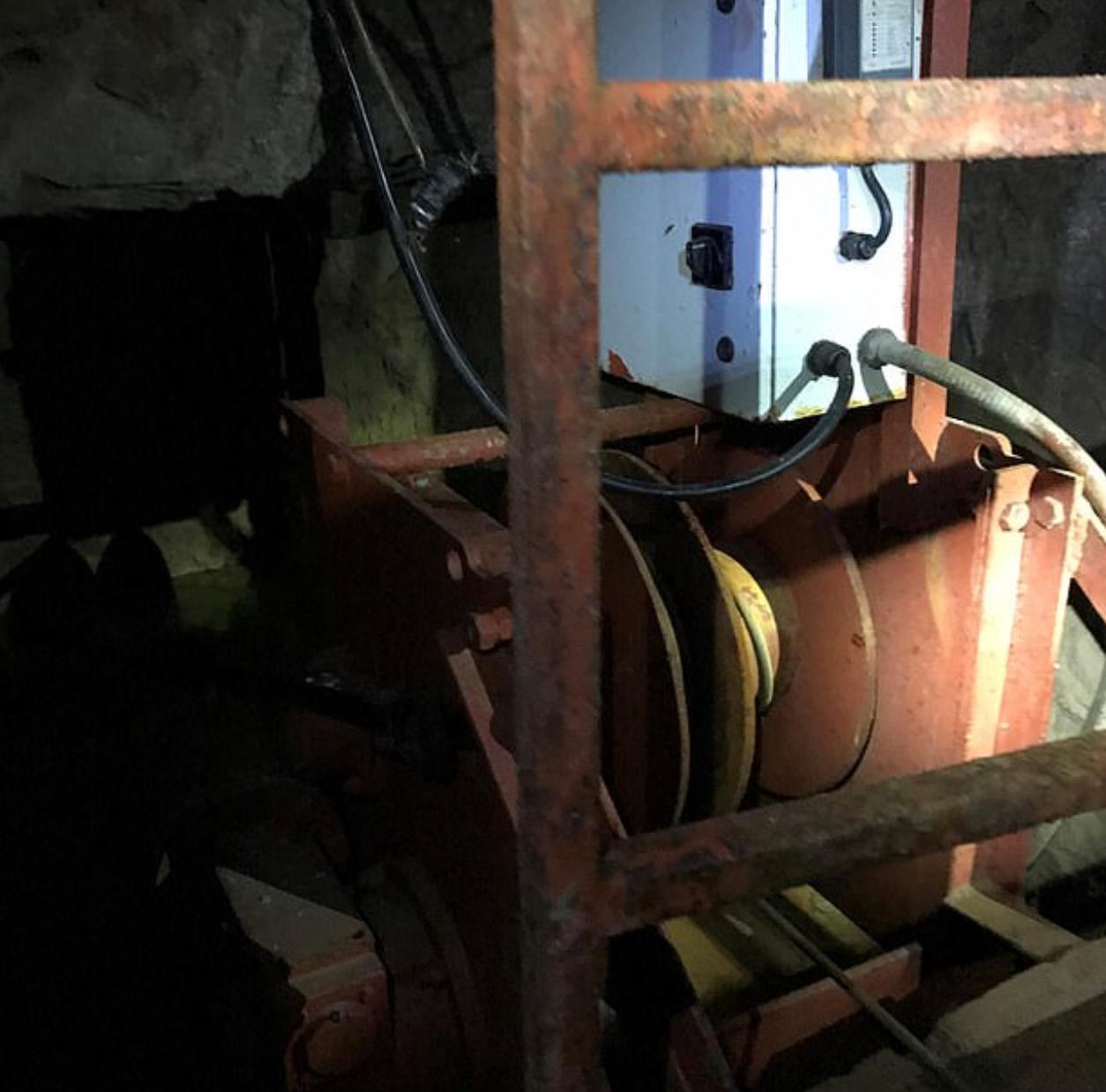 跨美墨边境最长*品毒***私走**隧道暴露，在地下20米处，配套设施齐全