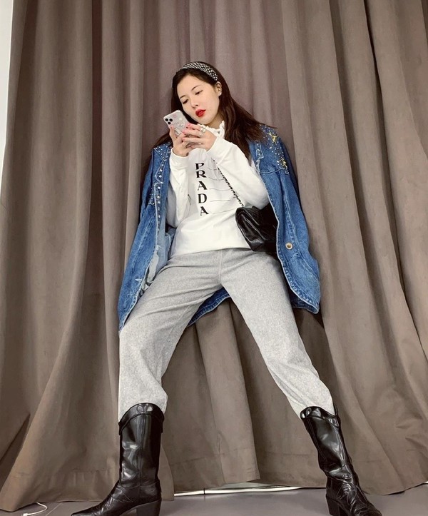 性感“小野马”泫雅穿衣好保守，最新照穿得又多又厚，迷上叠穿了