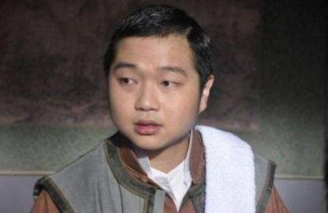 他卖丑成名，拍戏从未让周星驰喊NG，今股沟男发福变呆萌大叔