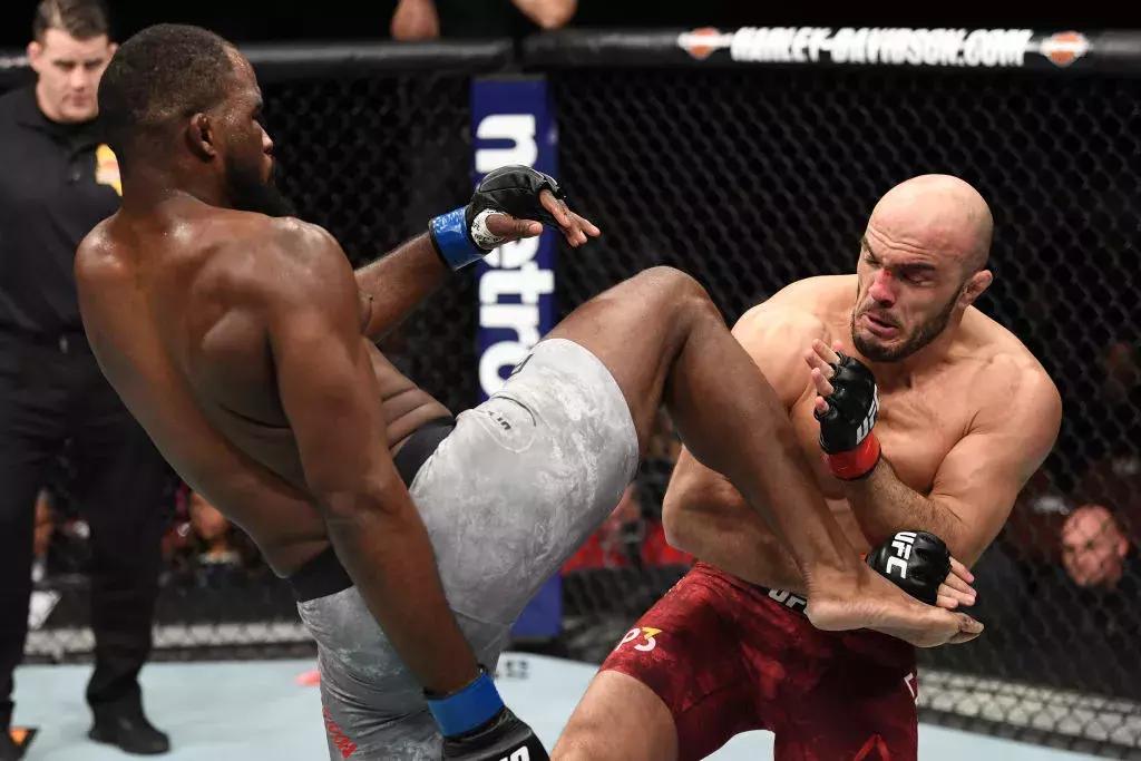 “骨头”琼斯三度称王，“母狮”加冕地表最强女战士