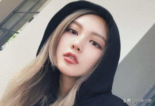 周扬青坐在詹姆斯旁边搞笑评论,周扬青坐詹姆斯旁边视频