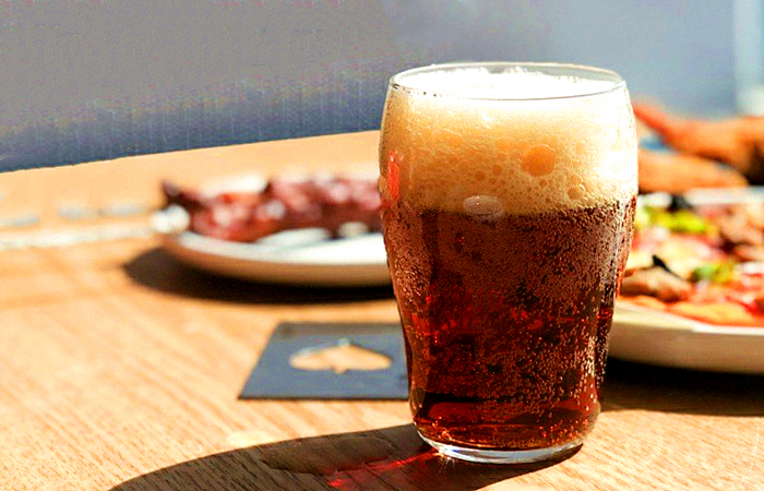 市场上啤酒是白啤还是黄啤,白啤和黑啤和普通啤酒的区别