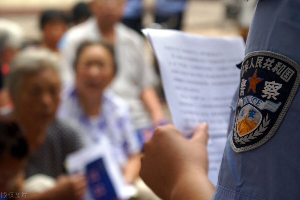 男子外出打工妻子躲着哭,男子半夜离家出走妻子哭