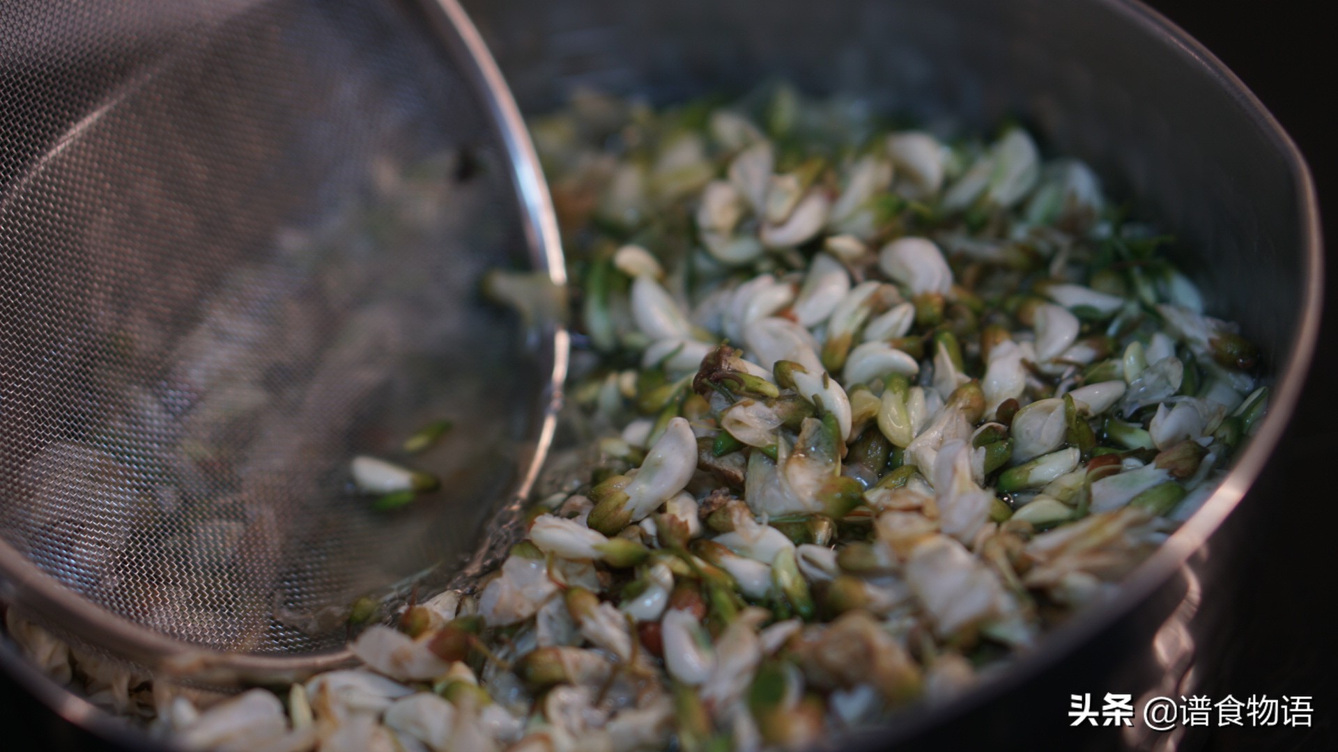 又是一年槐花季节槐花怎么吃好吃,好吃又清香的洋槐花