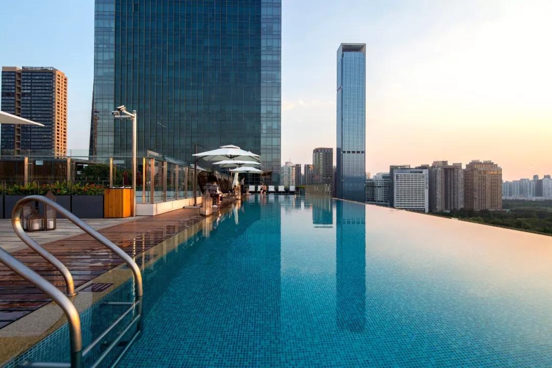 夏日泳池风景,夏日玩水胜地无边际泳池