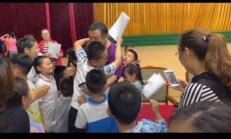 首都艺术家协会秘书长刘建——听家长讲述“红门”里的他