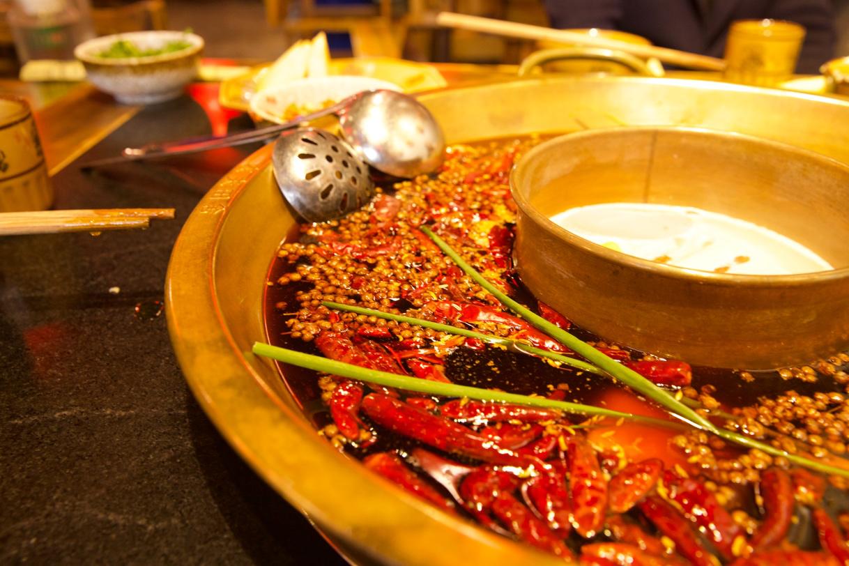 地道的四川火锅让你吃到怀疑人生,重庆火锅的麻辣让人望而生畏