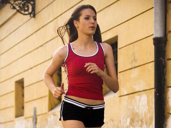 晚上失眠了早上起来跑步好不好,失眠一夜到天亮后可以晨跑