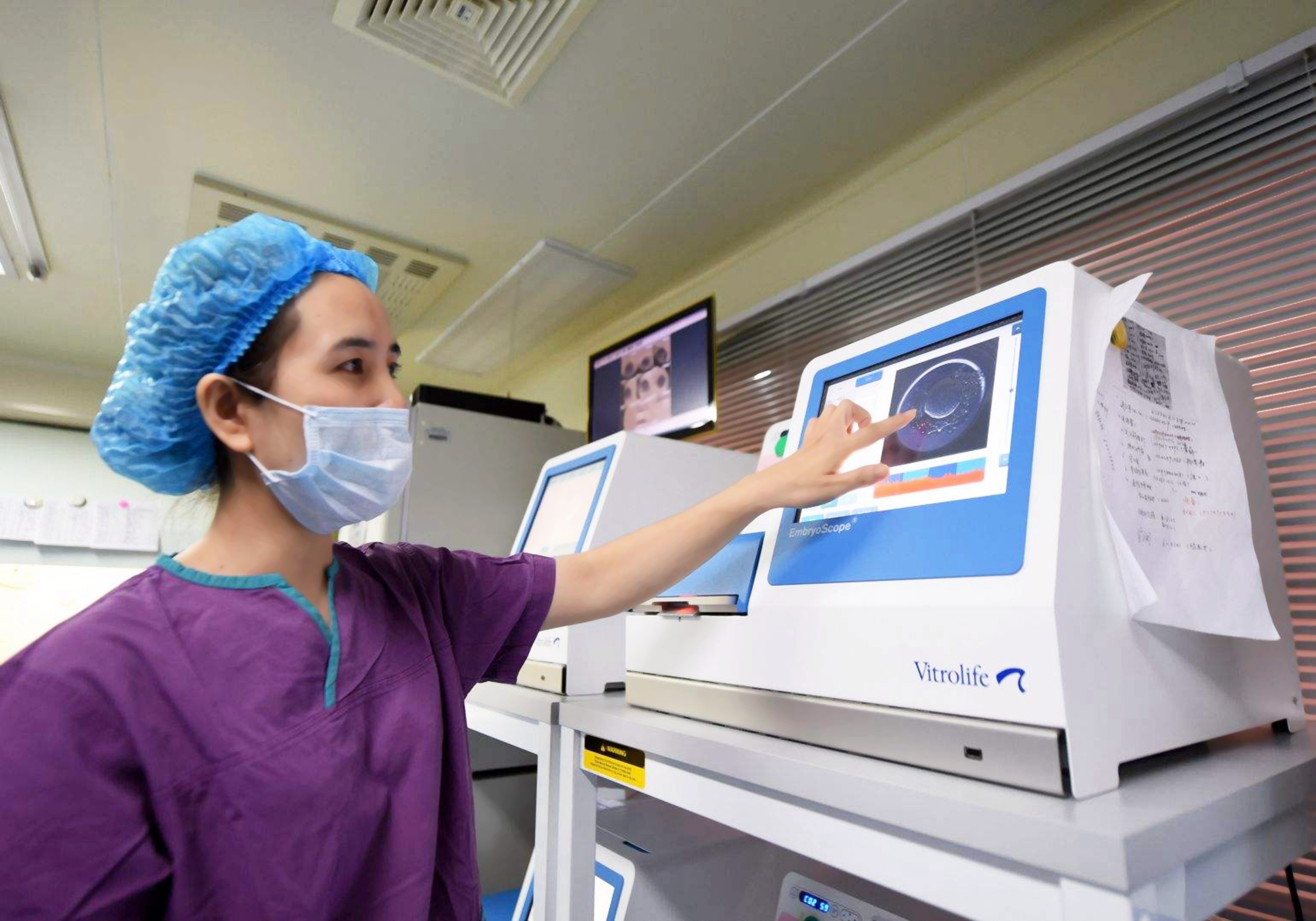 母乳放大100倍原来真的是血做的,母乳在显微镜下被放大1000倍