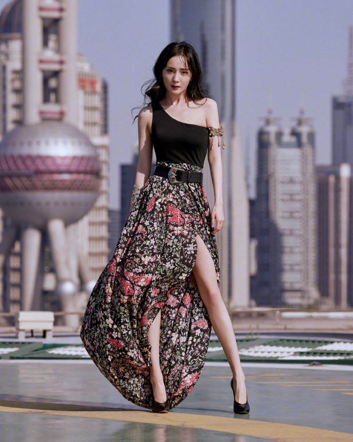 杨幂为了颜值有多拼命,杨幂是第一个拿运动鞋配礼服的人