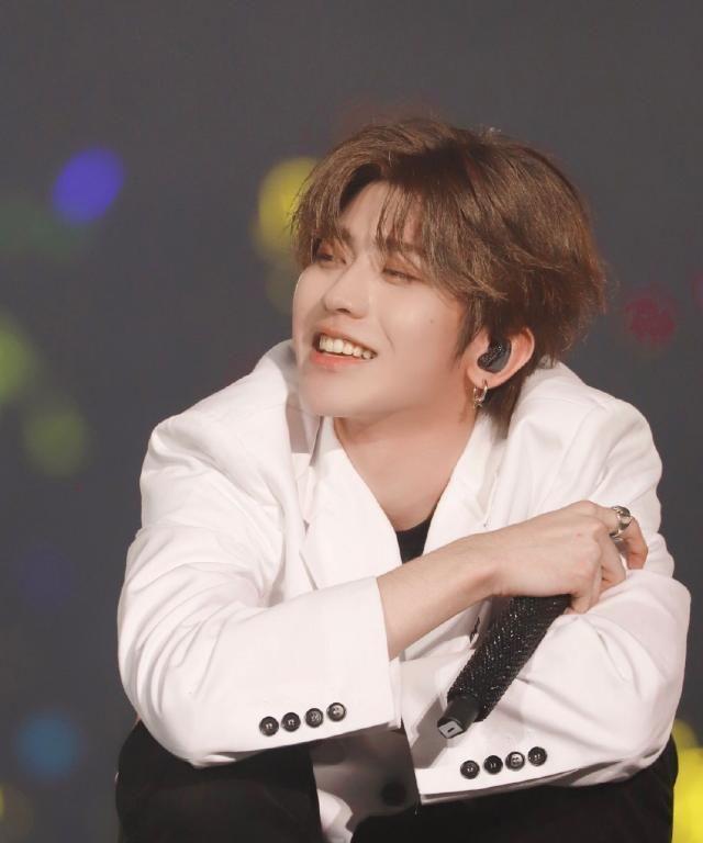 蔡徐坤红格子衬衫照片舞台,蔡徐坤复古西装造型