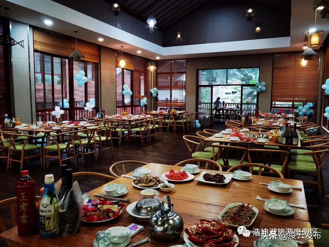 在国家4*级A**景区举行婚礼是一种怎样的体验？浩坤湖景区户外婚礼|让爱回归自然~