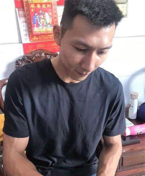 男篮一哥易建联，低调回乡祭拜，凡事亲力亲为并嘱咐乡里远离采访