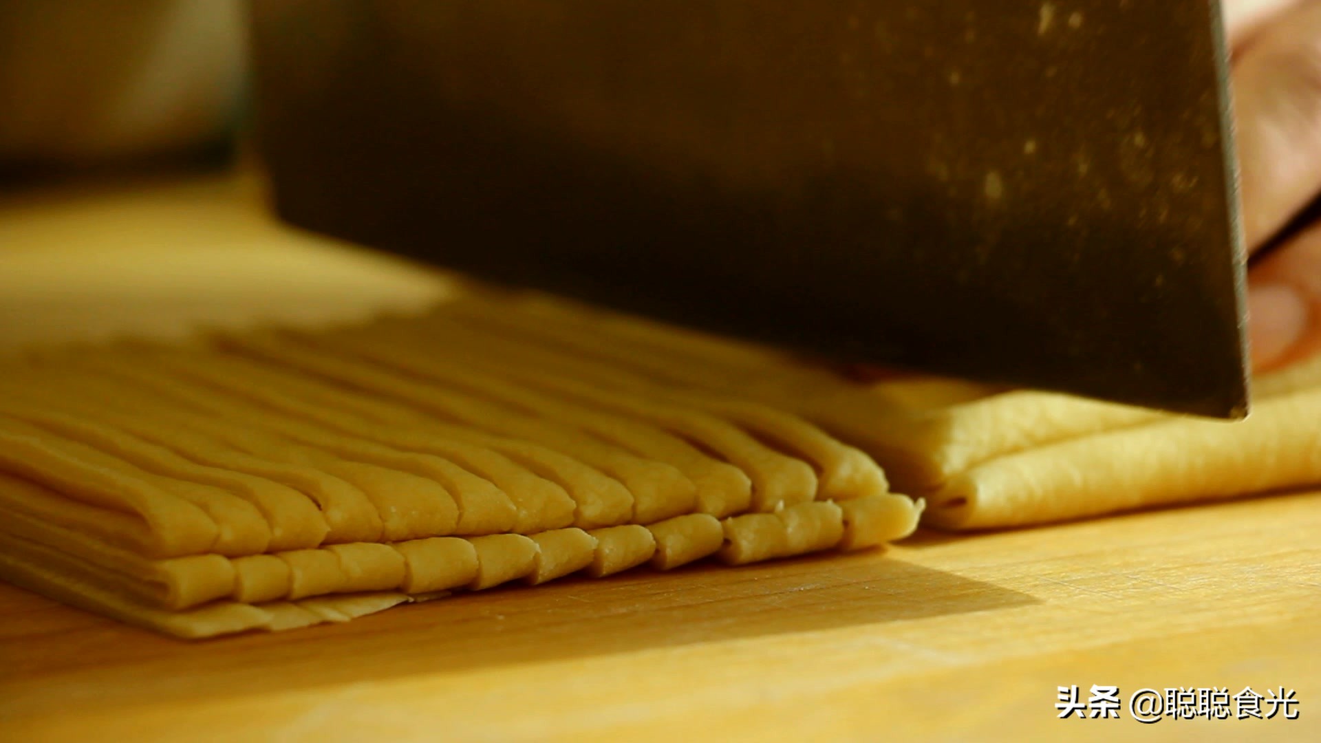 碱面手擀面怎么做劲道不断条,做手擀面放点什么筋道