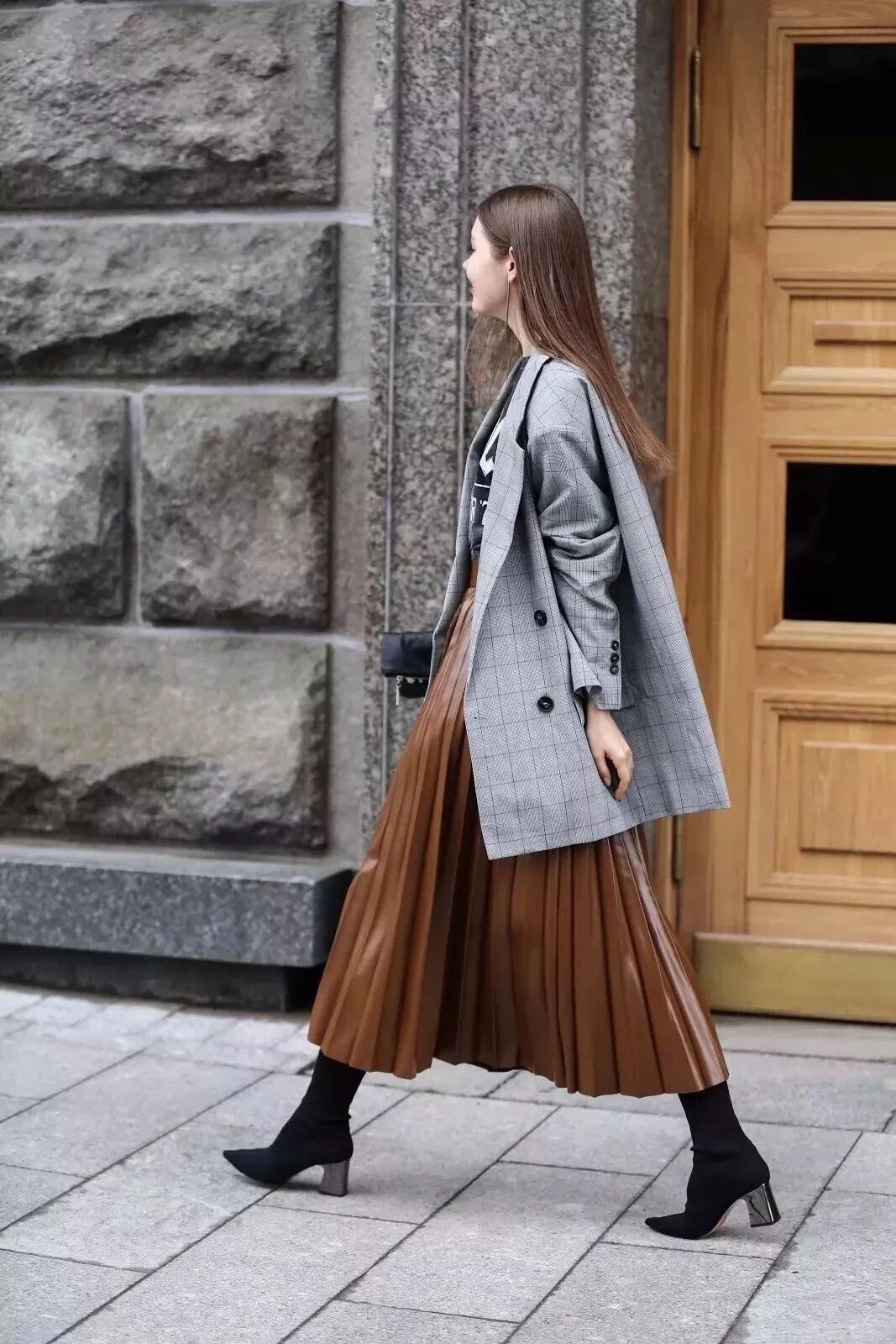 黑色和深咖色哪种颜色适合秋冬穿,浅的奶茶色在冬天里穿颇显氛围感